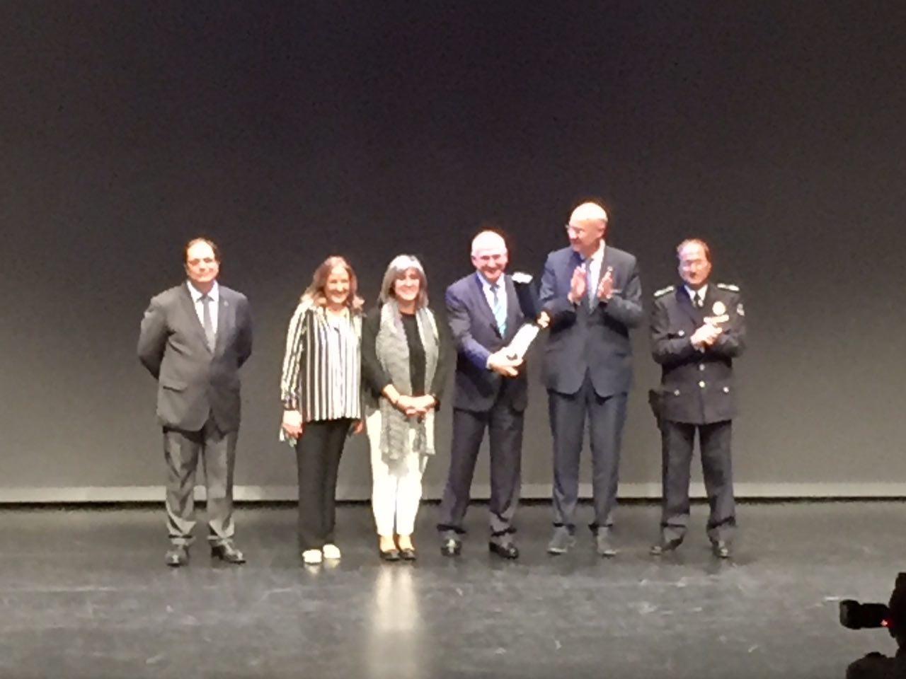 La Guàrdia Urbana de L'Hospitalet reconeix a Felipe Campos el seu compromís amb la ciutat i el barri Collblanc La Torrassa.